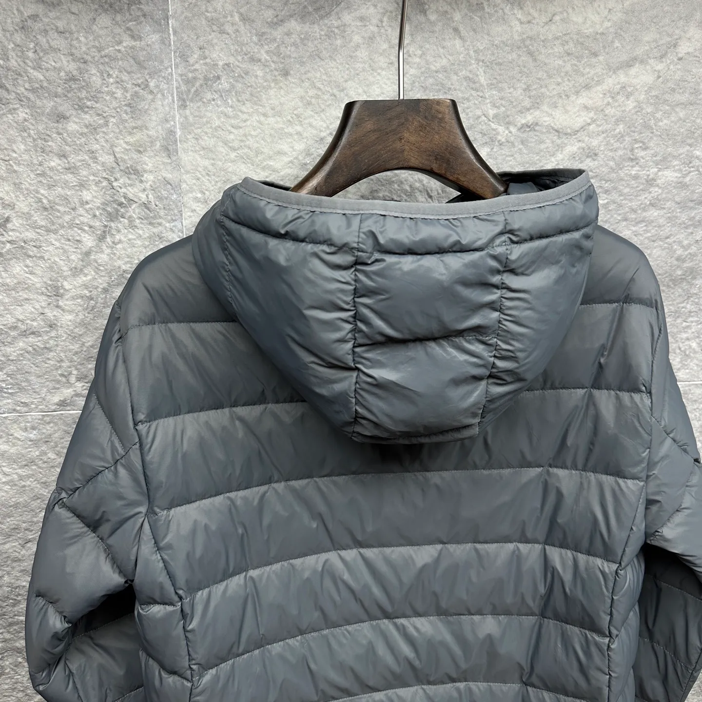 P700 Ralph Lauren 2025 new style hooded down jacket for couples with pony embroidery 🍃 High version top quality 🍃 90 white duck down Vacuum filling Exquisite craftsmanship Coated custom fabric Painted nylon lining Logo letter embossed Double-layer lining No running velvet No velvet Loose fit to cover the flesh and make you look slim Refuse to be bloated and energetic to go out Super practical The upper body effect is natural, casual and comfortable ~ Color: black gray Size: M-3XL